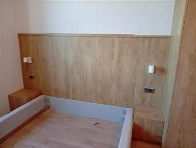 Otel odasında yatak başı aplik ve priz montajı