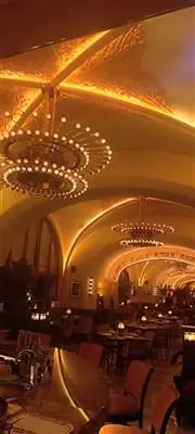 Restoran tavanında dekoratif avize ve LED aydınlatma
