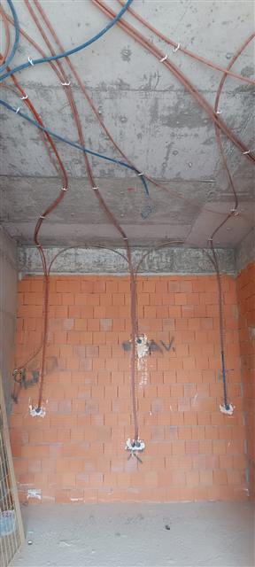 Kaba inşaatta banyo elektrik tesisatı boruları