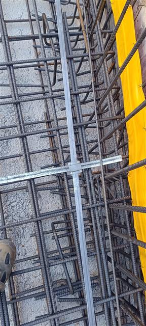 Beton döküm öncesi kolon demirine elektrik borusu döşenmesi