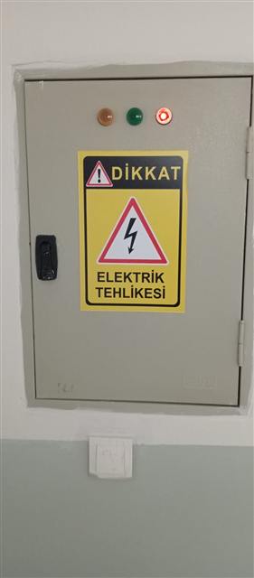 Uyarı etiketli elektrik dağıtım panosu
