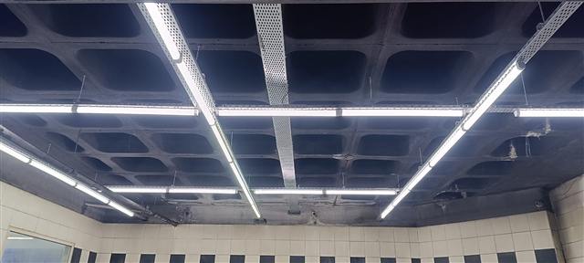 Tavanda lineer LED aydınlatma uygulaması