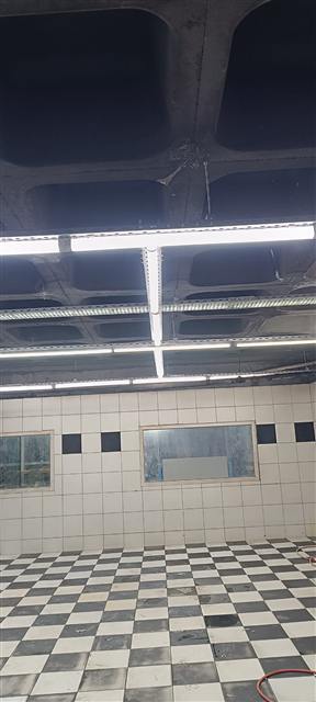 Ticari mutfakta lineer LED aydınlatma