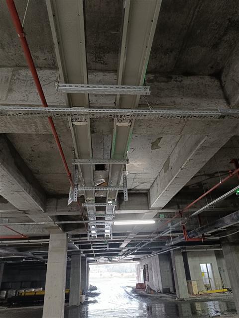 Ofis tavanında kablo tavası ve elektrik hatları