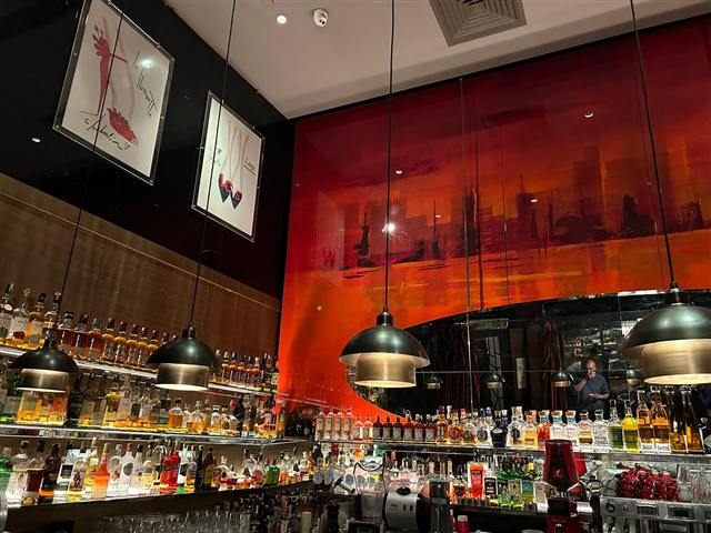 Restoran bar bölümünde sarkıt avize aydınlatması