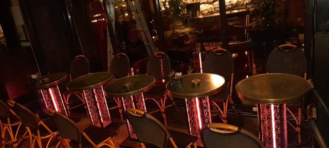 Restoran masalarında dekoratif LED aydınlatma