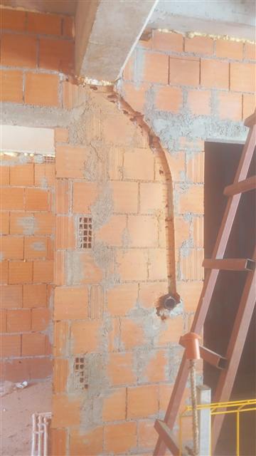 Tuğla duvarda anahtar hattı ve buat