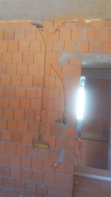 Tuğla duvarda elektrik hattı ve anahtar noktası