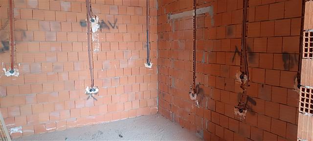 Tuğla duvarda priz ve anahtar buatları