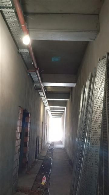 Uzun koridor boyunca kablo tavası